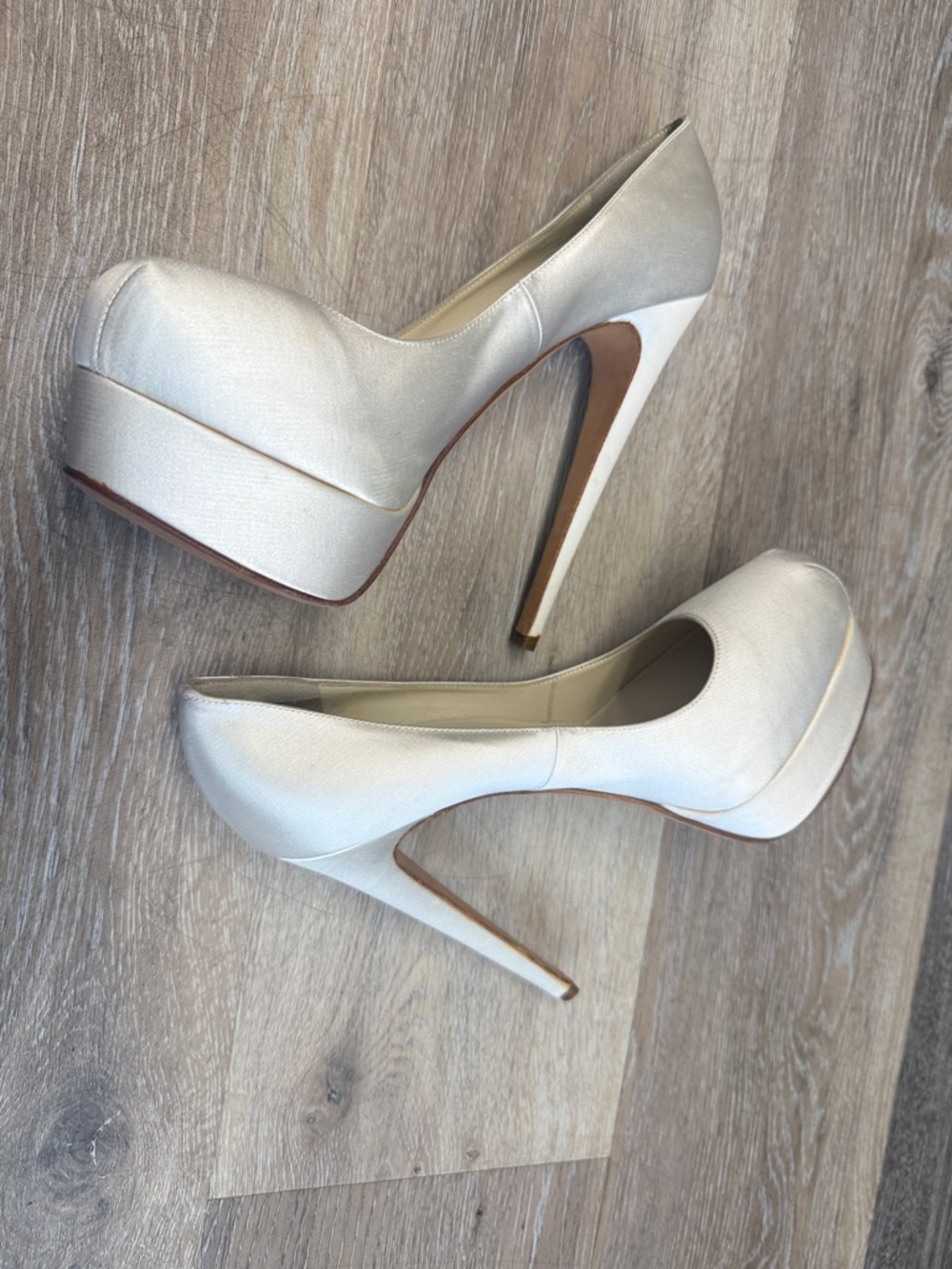 B Brian AtWood Ivory Satin Women's Pumps - Classic Court EUR 38 - Picture 2 of 9
